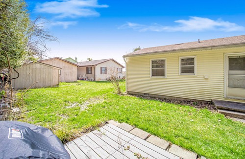 Beulah Casa | Cozy Cottage on Crystal Lake W/ Free Wifi, Gas Grill & Dock - Close to Town