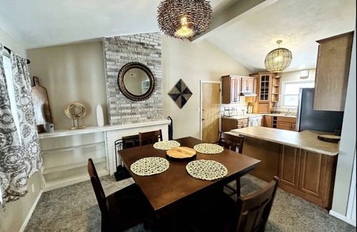 Davenport Casa | Cozy Cottage on Elm