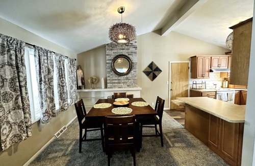 Davenport Casa | Cozy Cottage on Elm