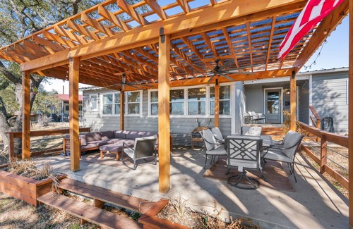 Oatmeal Casa | Cozy Cottage on Flat Creek - 5 min from Flat Creek Winery!