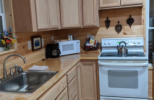 Dunlap Cabina | Cozy cottage @ private lake. Able to accommodate 3 travelers for summer season