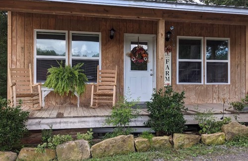 Dunlap Cabina | Cozy cottage @ private lake. Able to accommodate 3 travelers for summer season