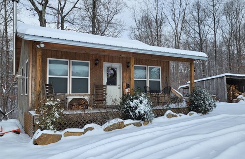 Dunlap Cabina | Cozy cottage @ private lake. Able to accommodate 3 travelers for summer season