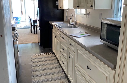 Harwich Casa | Cozy Cottage on Rondeau Bay in Erieau steps from local restaurants!