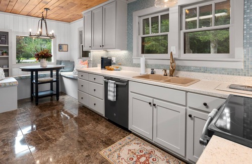 Maggie Valley Cabaña | Cozy Cottage On The Creek
