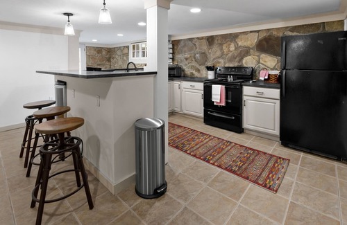 Maggie Valley Cabaña | Cozy Cottage On The Creek