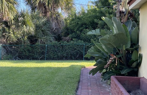 Volusia County Cabaña | Cozy cottage one block from beautiful Daytona Beach! SPECIAL RATES April & May!