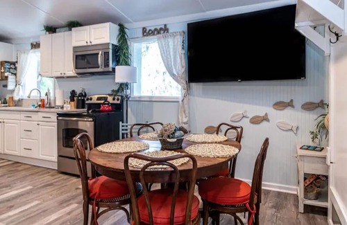 Savannah Apartamento | Cozy cottage overlooking Talahi Lake in Savannah GA with a pirate ship clubhouse