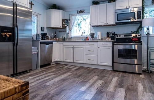 Savannah Apartamento | Cozy cottage overlooking Talahi Lake in Savannah GA with a pirate ship clubhouse