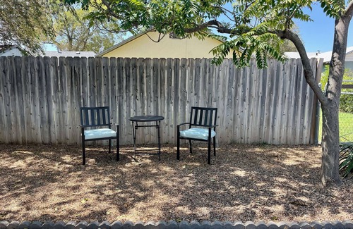 Roswell Cabaña | Pet Friendly! 2 Pets Stay For FREE at Cozy Cottage