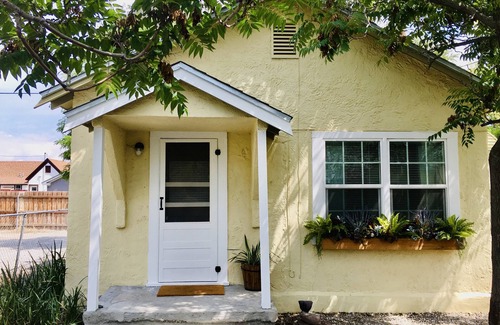 Roswell Cabaña | Pet Friendly! 2 Pets Stay For FREE at Cozy Cottage