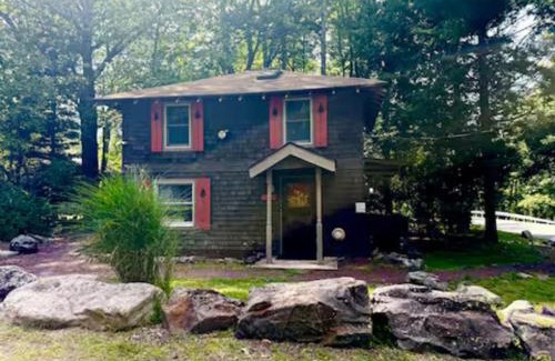 Lake Harmony Estates Casa | Cozy Cottage, Private Lake Access, Fires and Fun!