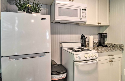 Gulfport Cabaña | NEW! Cozy Cottage Retreat: 2 Mi to Gulfport Beach!
