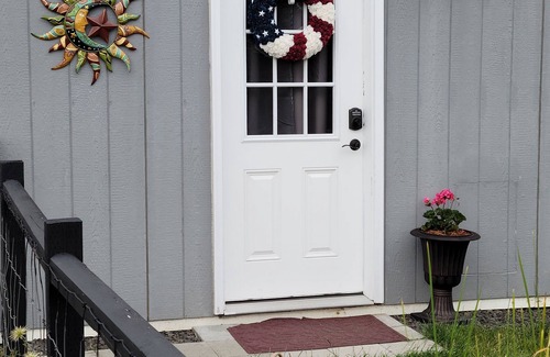 Sequim Apartamento | Cozy Cottage Retreat – Private Yard, Sunset Views & Peninsula Access