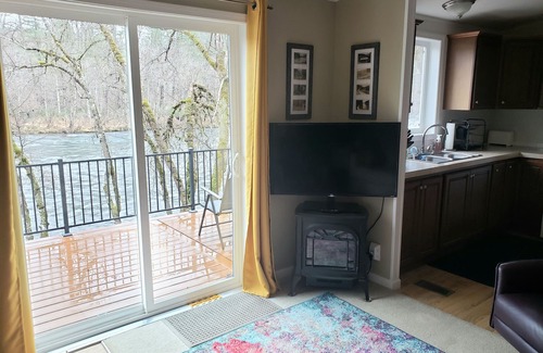 Cascadia Cabaña | Cozy Cottage right on the McKenzie River!