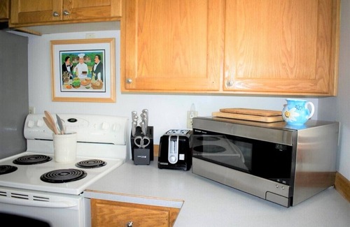 Newberg Cabaña | Cozy Cottage settled in the heart of beautiful Yamhill Valley wineries.