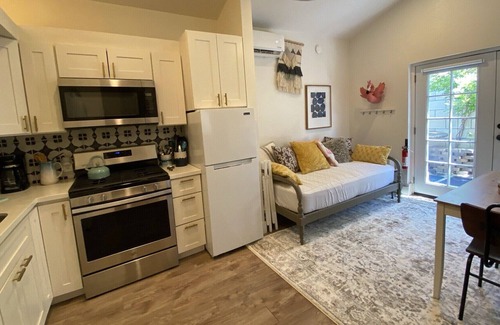 Southwest Anaheim Cabaña | Cozy Cottage Spa Tub