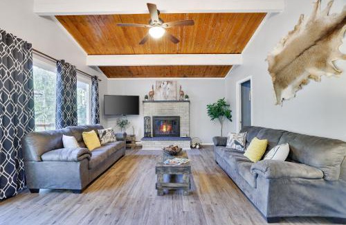 Tobyhanna Casa | COZY COTTAGE Spacious 4Bdrm 2Bth, Hot Tub, Game Movie Room, Firepit, Arcades, Backyard Playground, 2 Min Walk To Pool, Lake, Beach, Basketball, Minigolf and Tennis