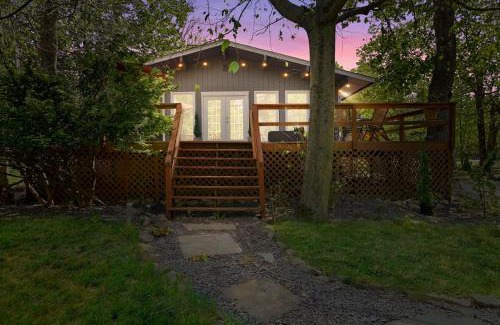 Tobyhanna Casa | COZY COTTAGE Spacious 4Bdrm 2Bth, Hot Tub, Game Movie Room, Firepit, Arcades, Backyard Playground, 2 Min Walk To Pool, Lake, Beach, Basketball, Minigolf and Tennis
