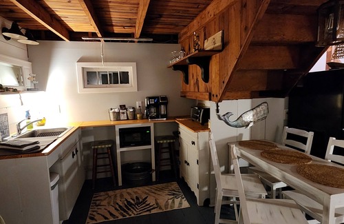 Brant Rock Cabaña | Cozy cottage steps to beach sleeps 5 with WiFi, AC in charming Marshfield