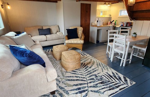 Brant Rock Cabaña | Cozy cottage steps to beach sleeps 5 with WiFi, AC in charming Marshfield