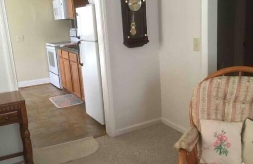 Stoneville Casa | Cozy Cottage - travelers or contract workers welcome
