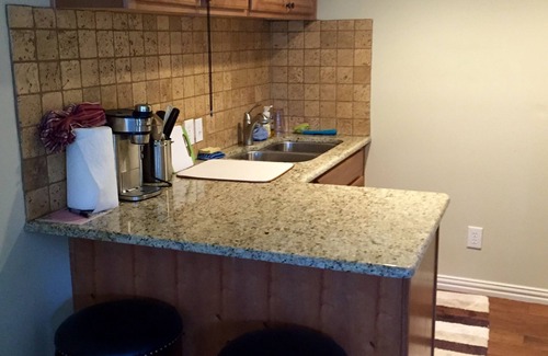 Highland Village Cabaña | Cozy cottage up the hill from Lake Lewisville in Highland Village
