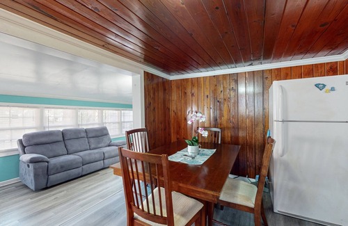 Crescent Beach Cabaña | Cozy cottage with W/D, internet, dog friendly & close to beach - Shared Outdoor