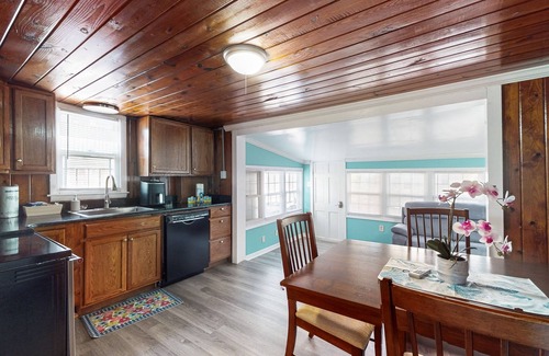 Crescent Beach Cabaña | Cozy cottage with W/D, internet, dog friendly & close to beach - Shared Outdoor