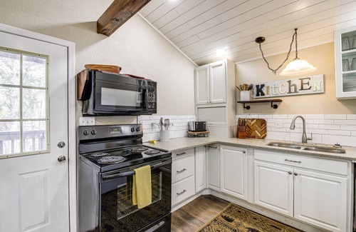 Kodak Cabaña | Cozy Cottage w/ Pool Btwn Knoxville & Pigeon Forge