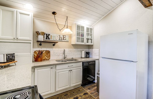 Kodak Cabaña | Cozy Cottage w/ Pool Btwn Knoxville & Pigeon Forge