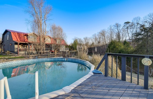 Kodak Cabaña | Cozy Cottage w/ Pool Btwn Knoxville & Pigeon Forge