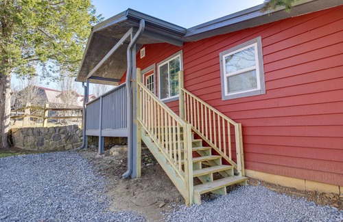 Kodak Cabaña | Cozy Cottage w/ Pool Btwn Knoxville & Pigeon Forge
