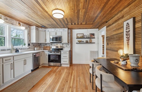 Thompson's Station Cabaña | Cozy cottage in charming Thompson's Station with piano and covered porch!