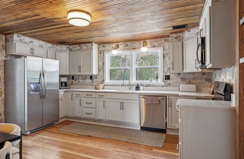 Thompson's Station Cabaña | Cozy cottage in charming Thompson's Station with piano and covered porch!