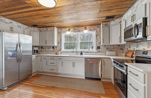Thompson's Station Cabaña | Cozy cottage in charming Thompson's Station with piano and covered porch!