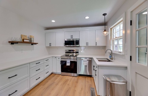 Estill Springs Cabaña | Cozy Cottage w/ Fireplace & Private Yard