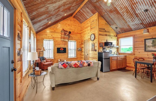Wimberley Cabina | Cozy Cottage w/ Firepit, Pickleball & Porch