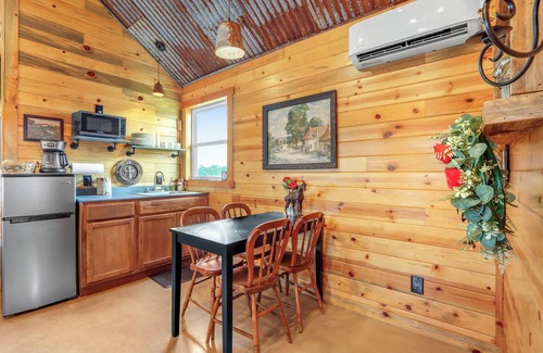 Wimberley Cabina | Cozy Cottage w/ Firepit, Pickleball & Porch