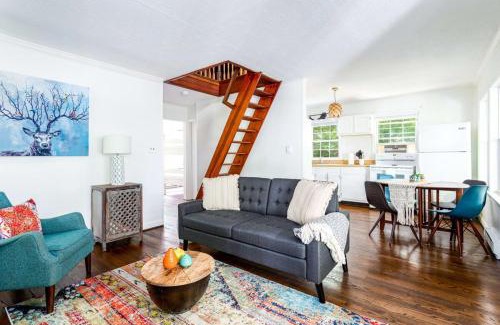 Front Royal Casa | Cozy Cottage w Hot Tub, Fire Pit, WiFi & Sunroom!