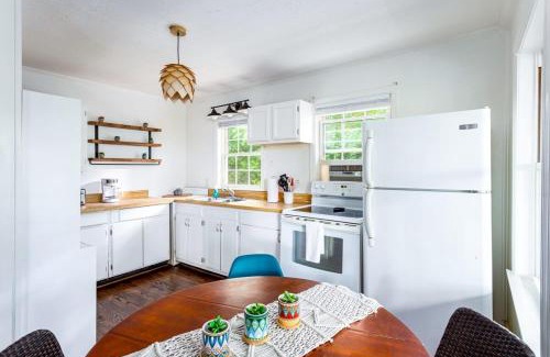 Front Royal Casa | Cozy Cottage w Hot Tub, Fire Pit, WiFi & Sunroom!