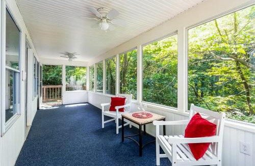 Front Royal Casa | Cozy Cottage w Hot Tub, Fire Pit, WiFi & Sunroom!