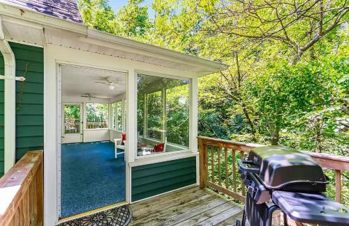 Front Royal Casa | Cozy Cottage w Hot Tub, Fire Pit, WiFi & Sunroom!