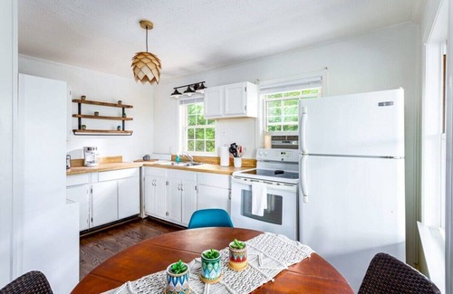 Front Royal Casa | Cozy Cottage w Hot Tub, Fire Pit, WiFi & Sunroom!