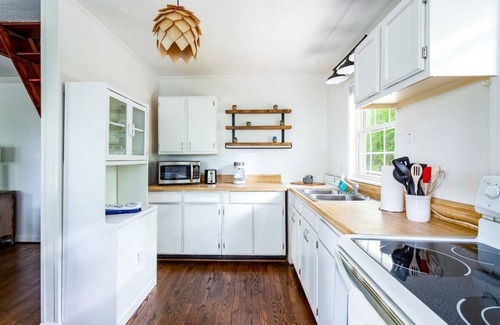 Front Royal Casa | Cozy Cottage w Hot Tub, Fire Pit, WiFi & Sunroom!