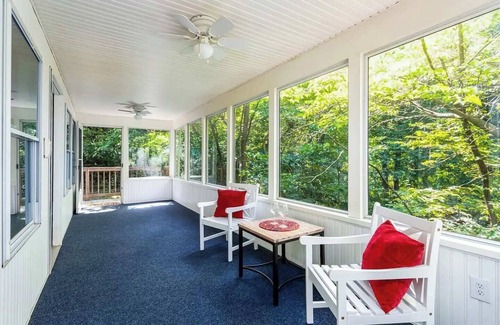 Front Royal Casa | Cozy Cottage w Hot Tub, Fire Pit, WiFi & Sunroom!