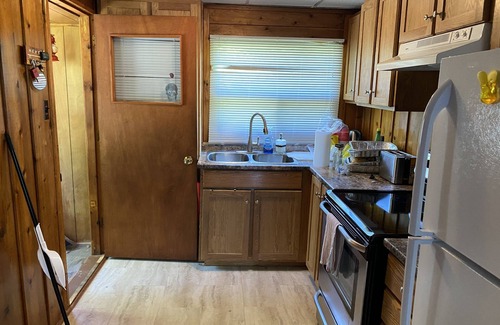 Innisfil Cabaña | COZY COTTAGE WALKING DISTANCE TO LAKE SIMCOE & FRIDAY HARBOUR
