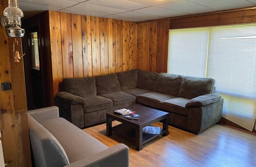 Innisfil Cabaña | COZY COTTAGE WALKING DISTANCE TO LAKE SIMCOE & FRIDAY HARBOUR