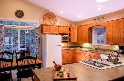 Robbinsville Casa | Cozy Cottage with a Jacuzzi in the Snowbird Mountain Range with Views of Lake Santeetlah, North Carolina