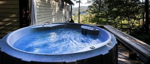 Robbinsville Casa | Cozy Cottage with a Jacuzzi in the Snowbird Mountain Range with Views of Lake Santeetlah, North Carolina